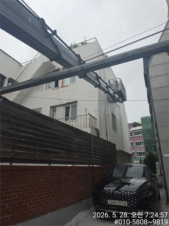 건물 사이 좁은 공간으로 뻗은 스카이차 붐