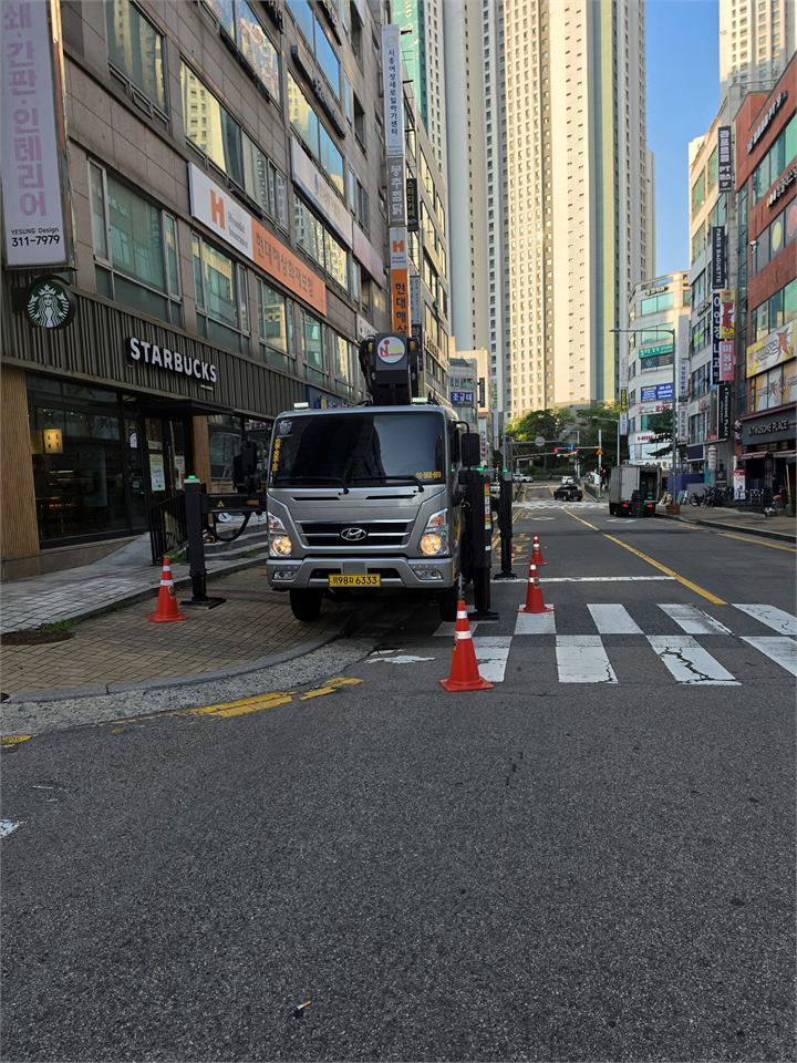 상가 앞 스카이차와 수평으로 펼친 붐