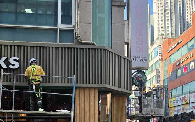 청산면 스카이차 상담용 산업시설 외벽 작업 이미지