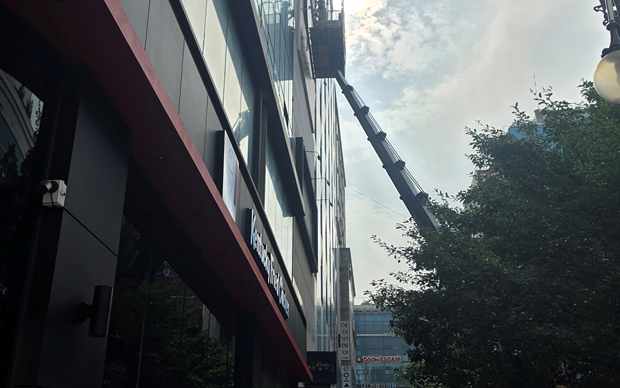 포천동 스카이차 상담용 도심 건물 외벽 고소 작업 이미지