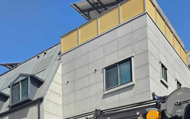 지붕 높이와 처마 돌출을 보여주는 스카이차 상담용 이미지